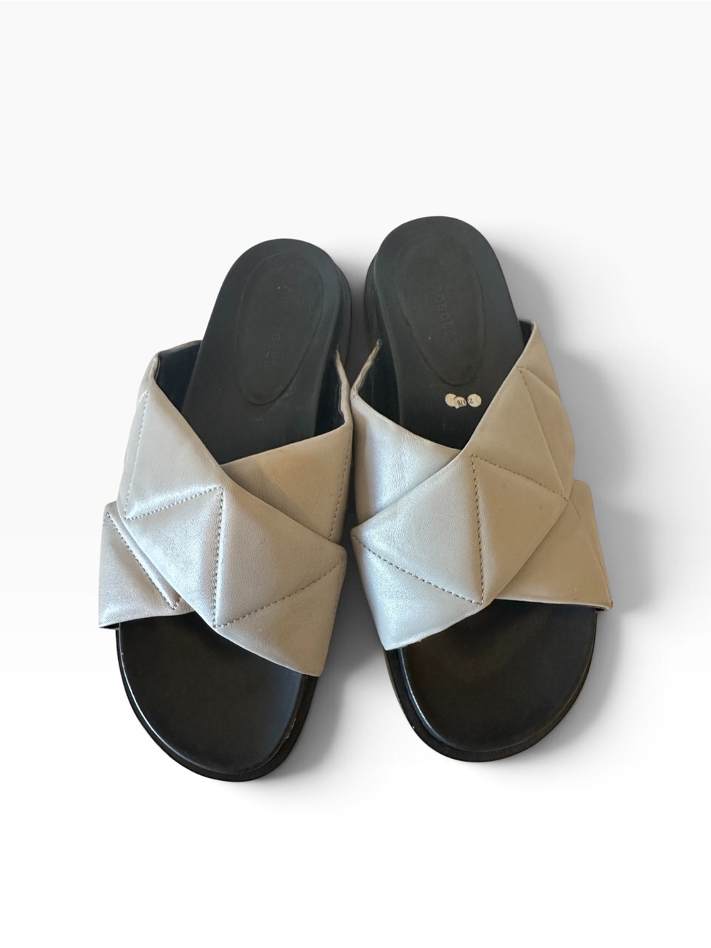 AEROSOLES Linney Quilted Crossband Slide Sandals in Light Gray Black Soles 10M